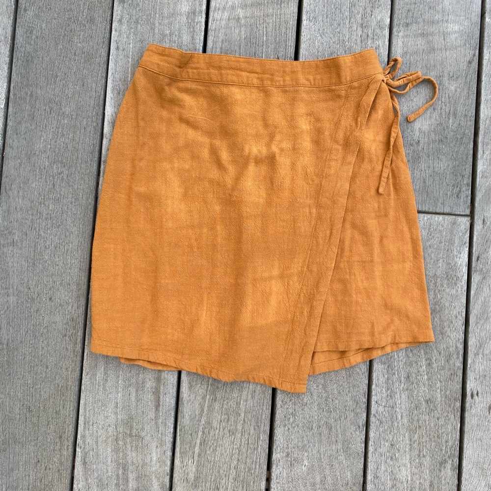 Cute tie elastic skirt with slit, size medium